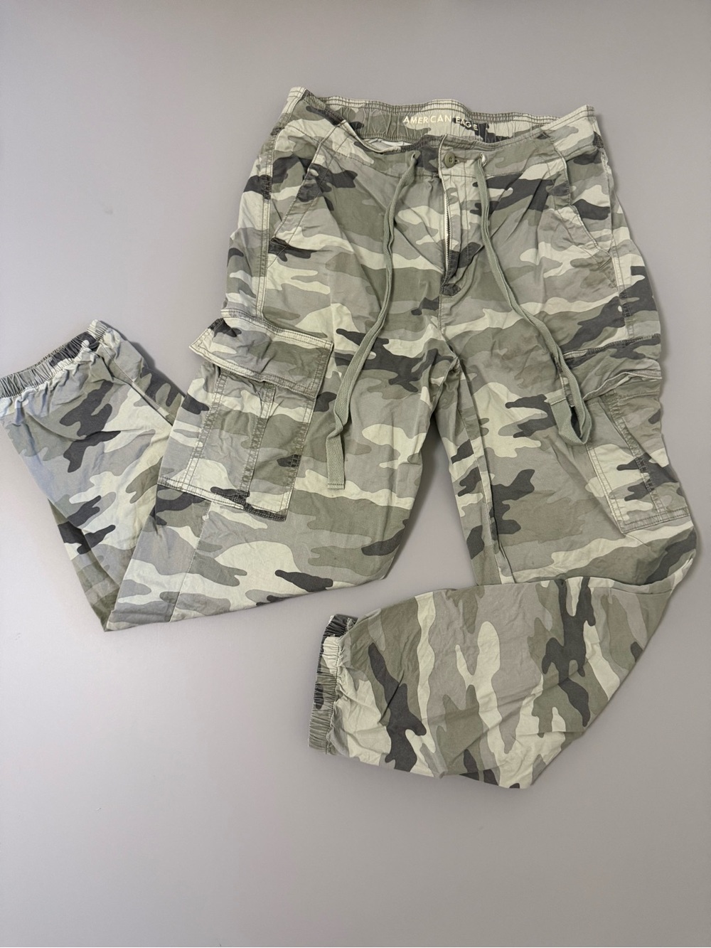 American Eagle Outfitters Green & Gray Camo Cargo Joggers. P1